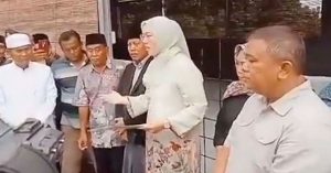 Anne Ratna Mustika, Purwakarta district head, sealing off the place of worship belong to the Simalungun Protestant Christian Church in West Java province on April 1.