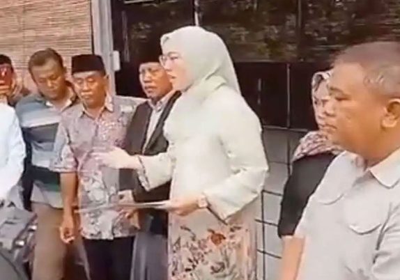 Anne Ratna Mustika, Purwakarta district head, sealing off the place of worship belong to the Simalungun Protestant Christian Church in West Java province on April 1.
